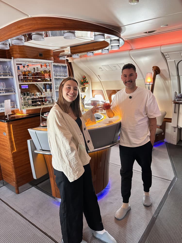 Feli und Daniel an der Bordbar im Flugzeug