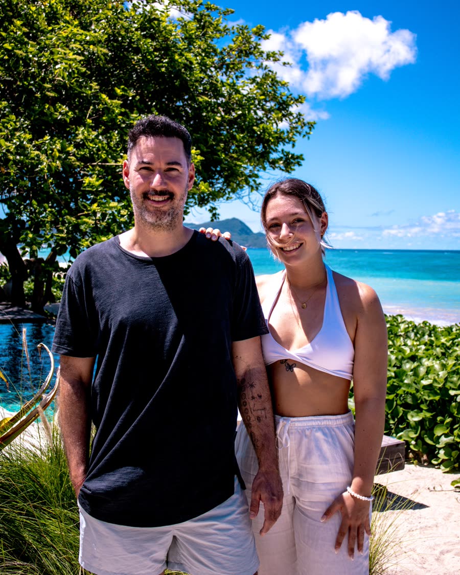 Daniel und Feli vor türkisblauem Meer