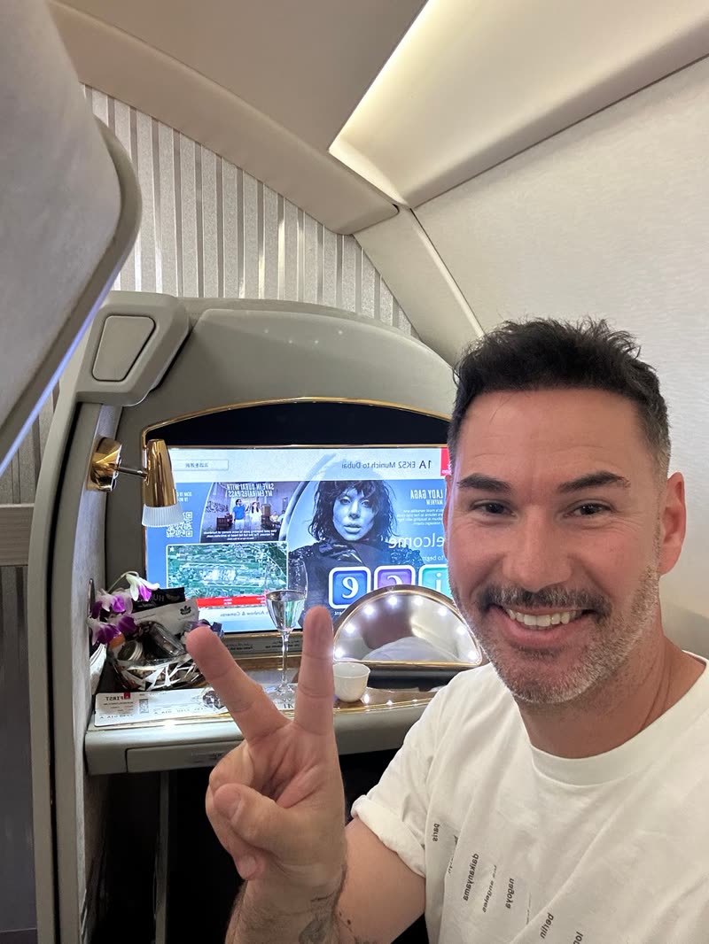 Daniel macht ein Selfie in seiner First-Class-Suite