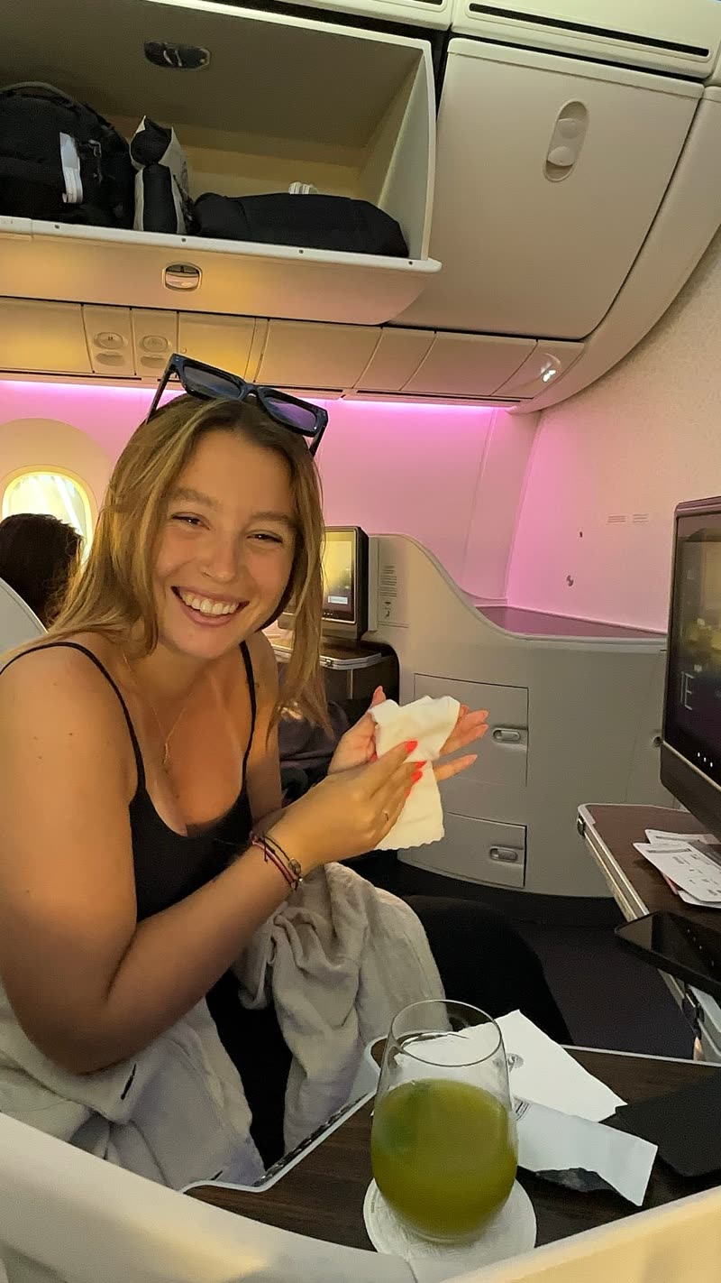 Feli lacht an ihrem Platz in der Business Class