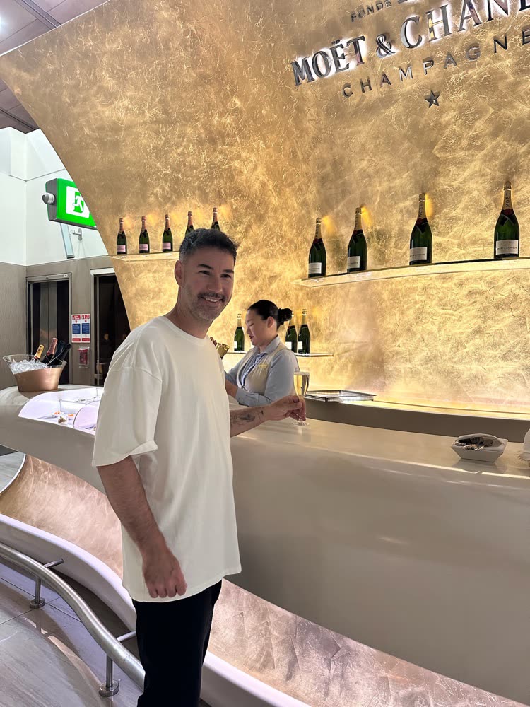 Daniel mit einem Glas an der Bordbar