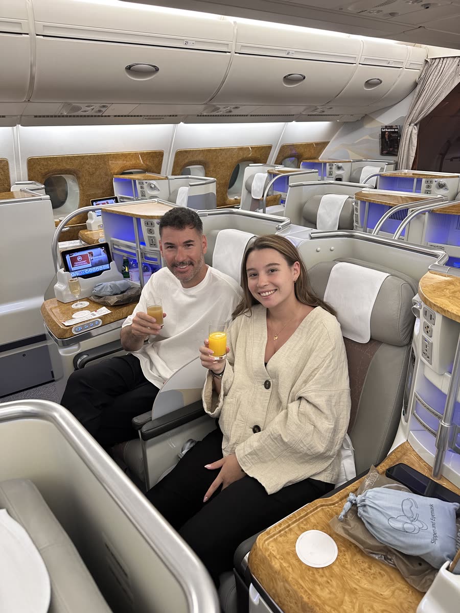 Daniel und Feli stoßen in der Business Class an