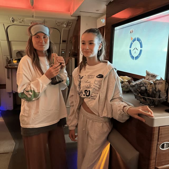 Mama und Tochter an der Bordbar im A380