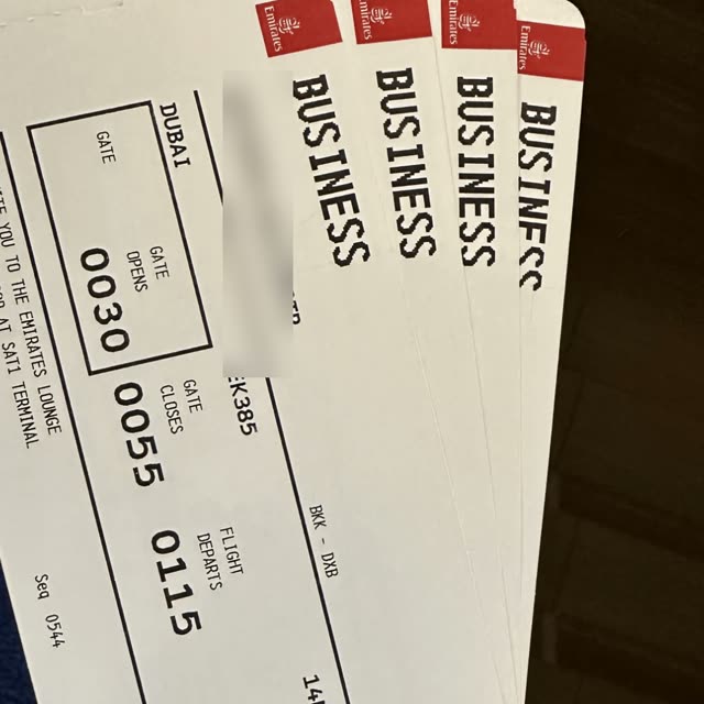Vier Emirates-Bordkarten für die Business Class