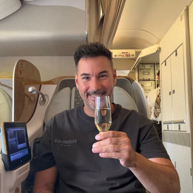 Daniel stößt an seinem Business-Class-Platz bei Emirates an