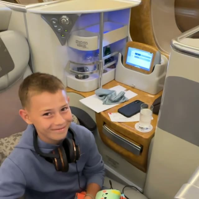 Der Sohn an seinem Business-Class-Platz bei Emirates