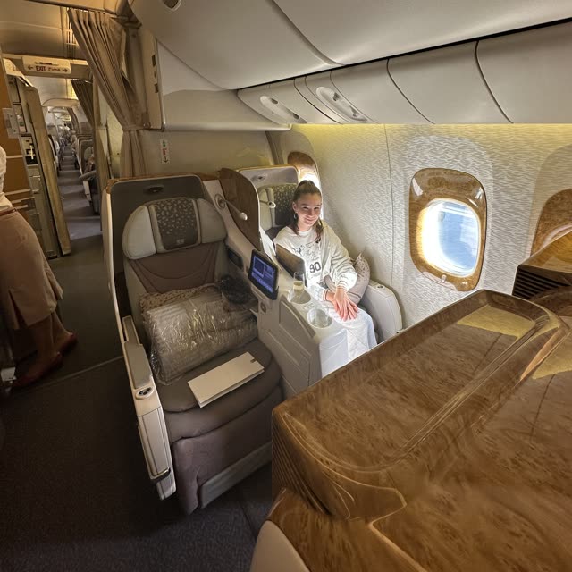 Die Tochter an ihrem Business-Class-Platz bei Emirates