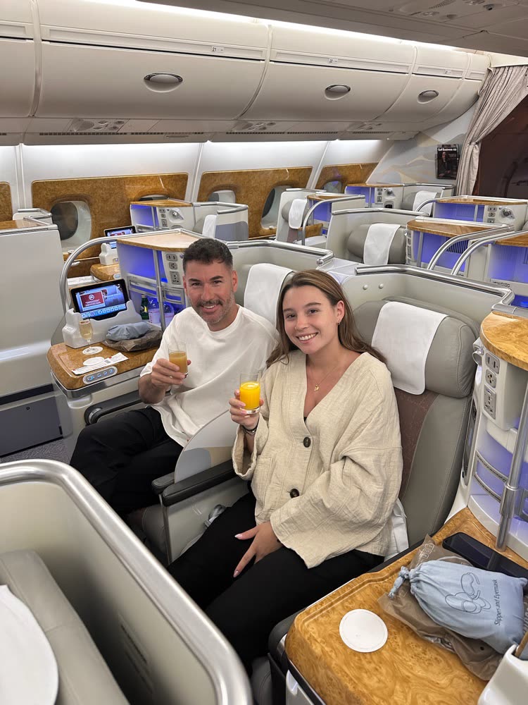 Daniel und Feli auf ihren Plätzen in der Business Class